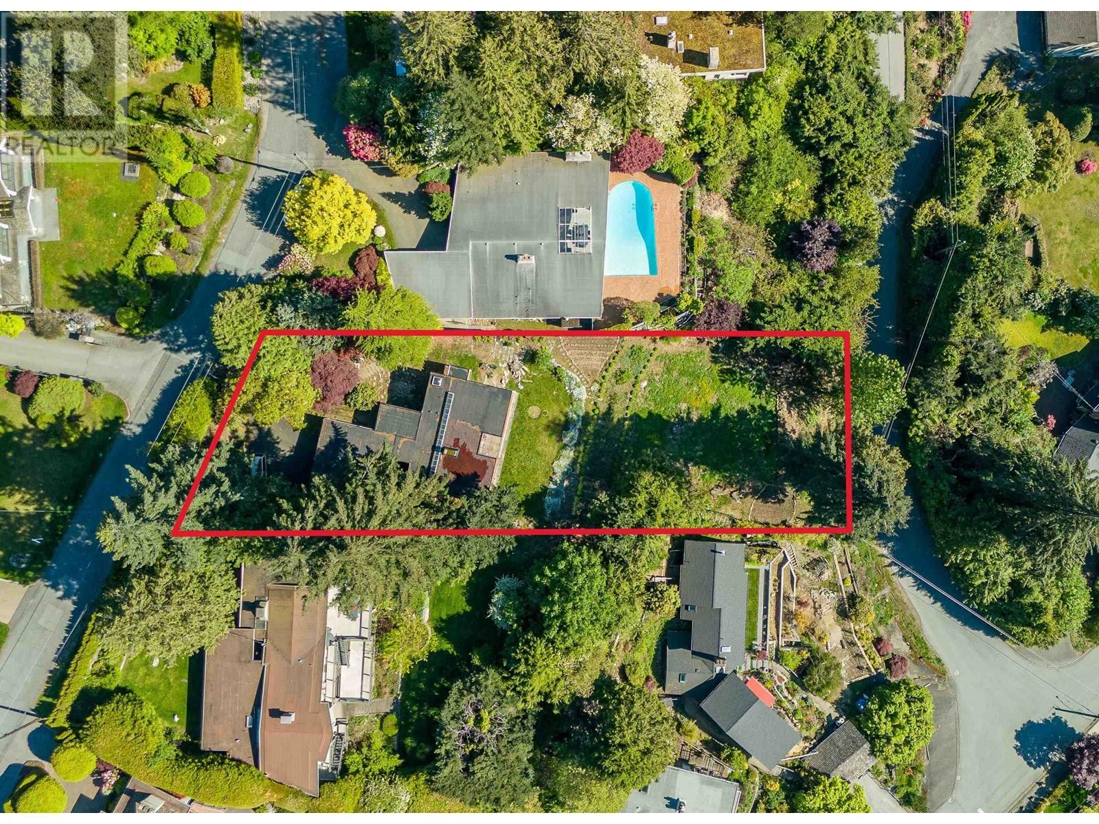 Photo de la propriété:  2664 Rosebery Avenue  BC V7V 3A2 