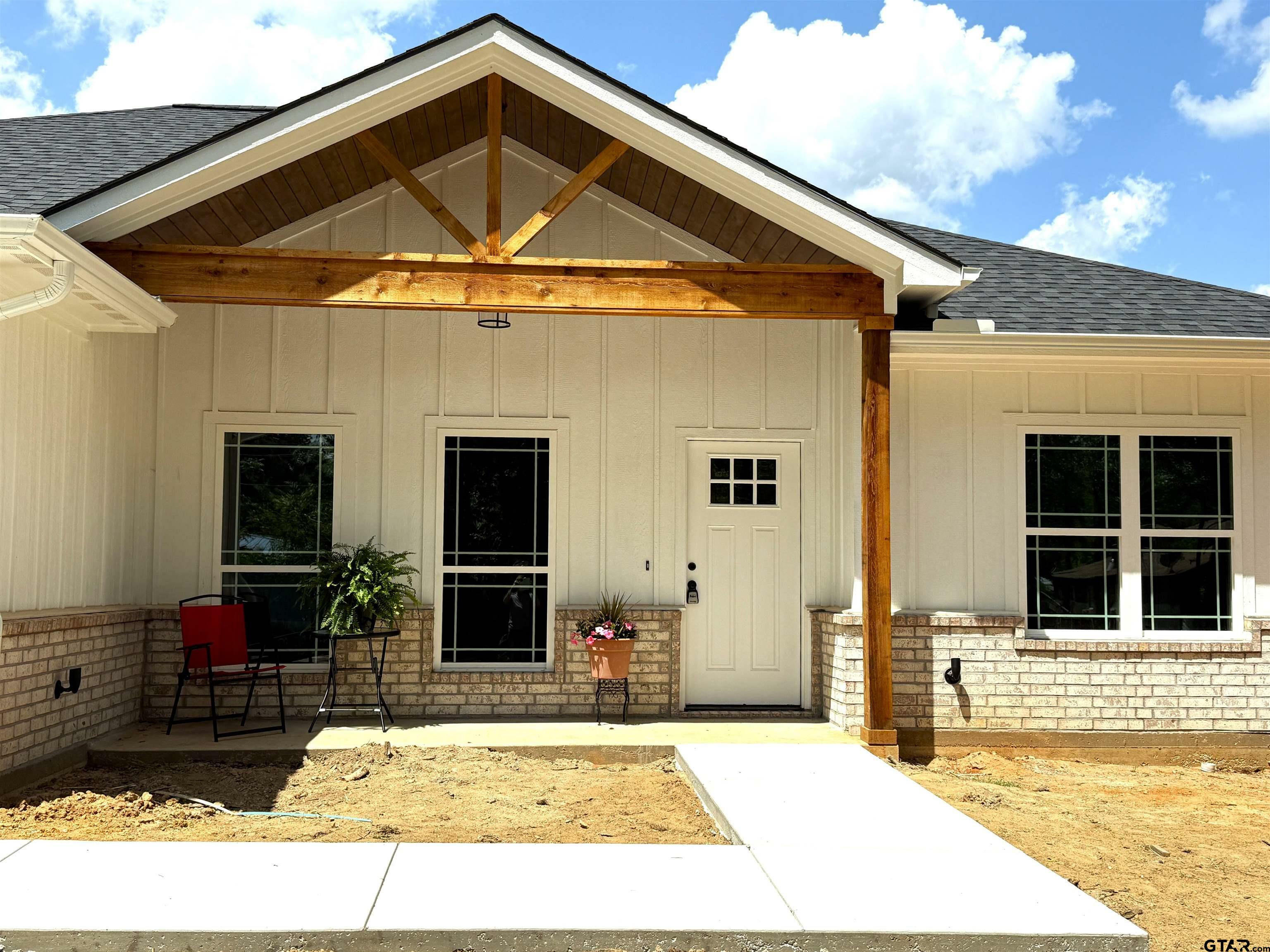 Property Photo: 901 E Bailey Avenue TX 75789