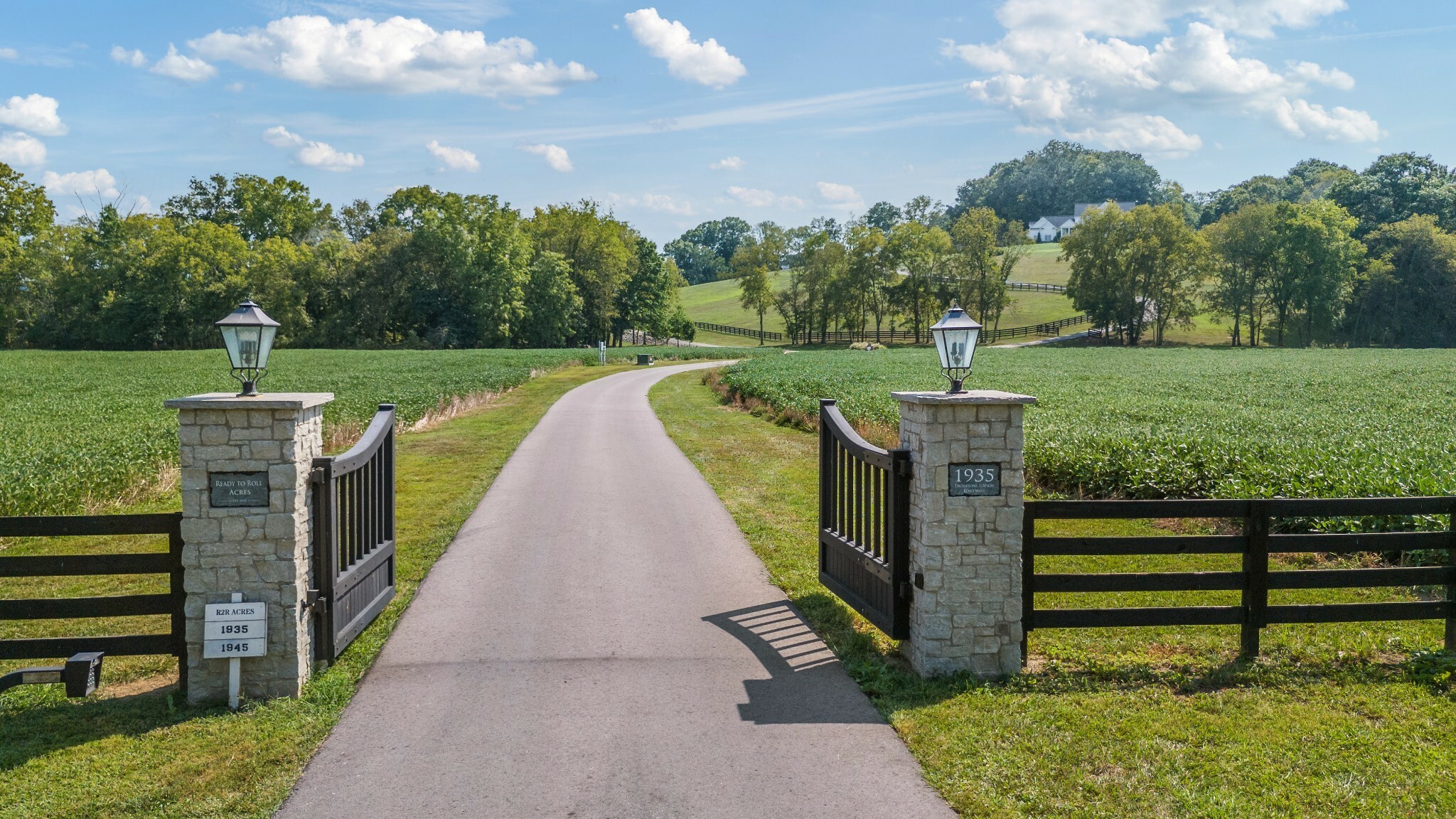 Property Photo:  1945 Thompson Station Rd W  TN 37179 