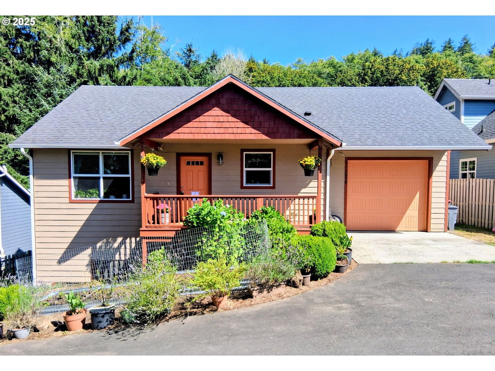Property Photo: 1676 SE 3rd St OR 97103