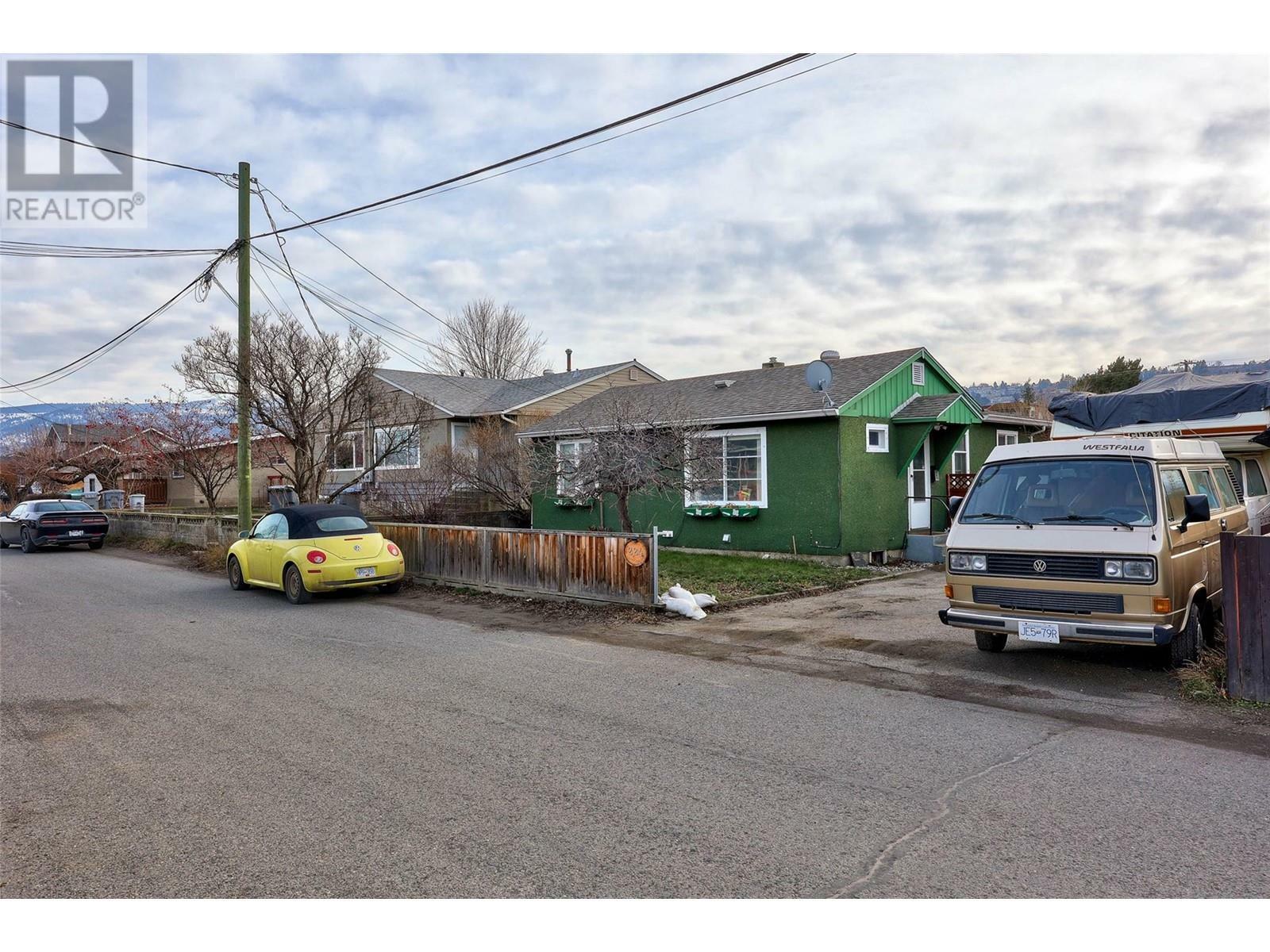 Property Photo:  224 Larch Avenue  BC V2B 1C9 