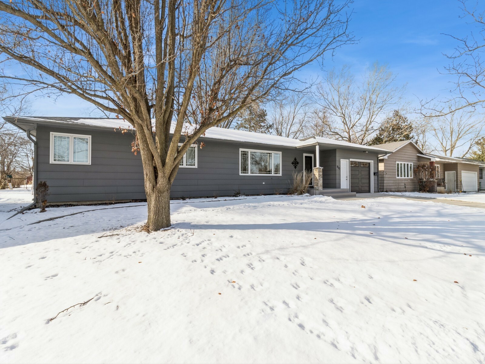 Property Photo:  825 Park Avenue  IA 50248 