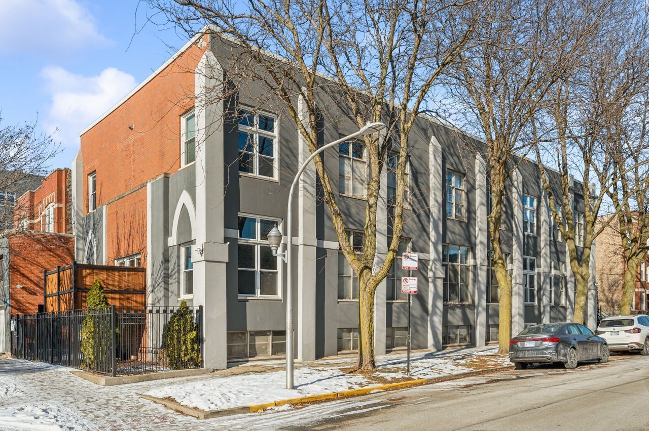Property Photo: 2334 W Polk Street 4 IL 60612