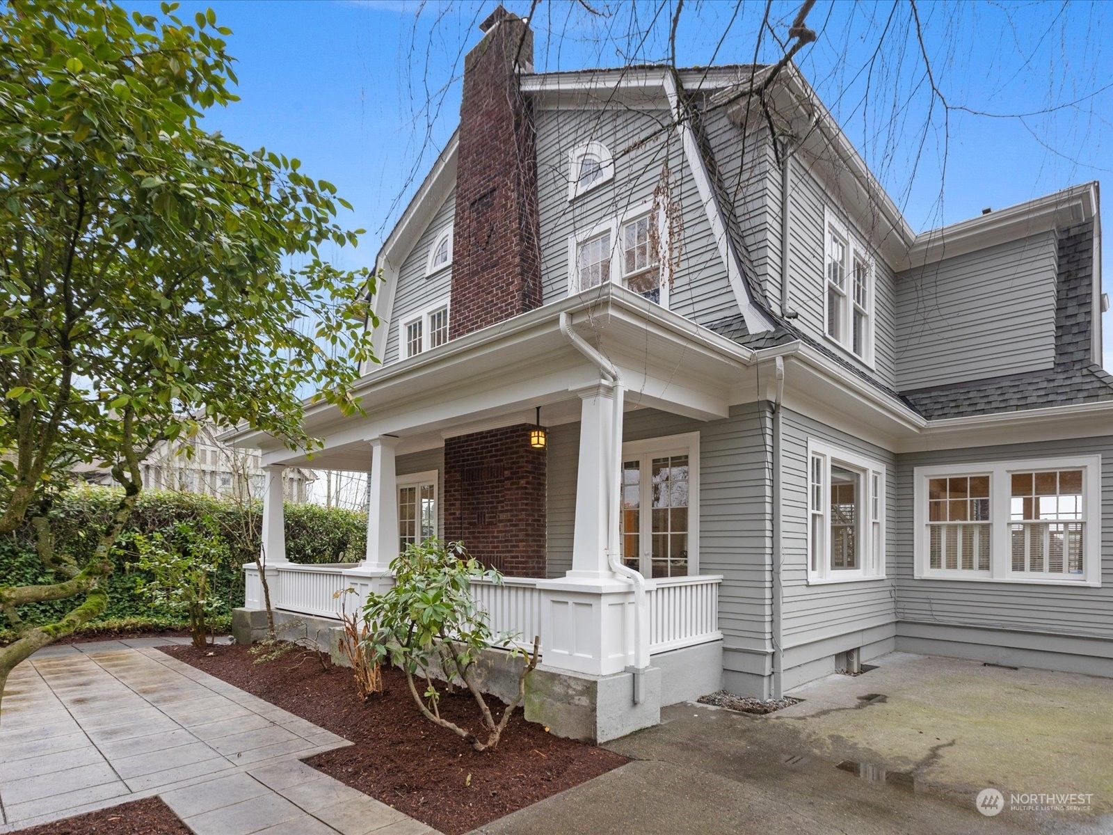 Property Photo:  2201 E Aloha Street  WA 98112 