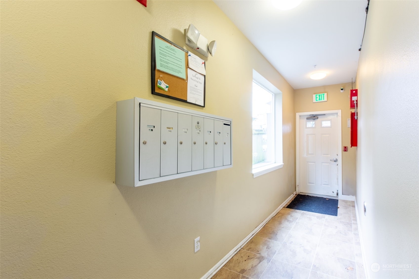 Property Photo:  10511  Midvale Avenue N 101  WA 98133 