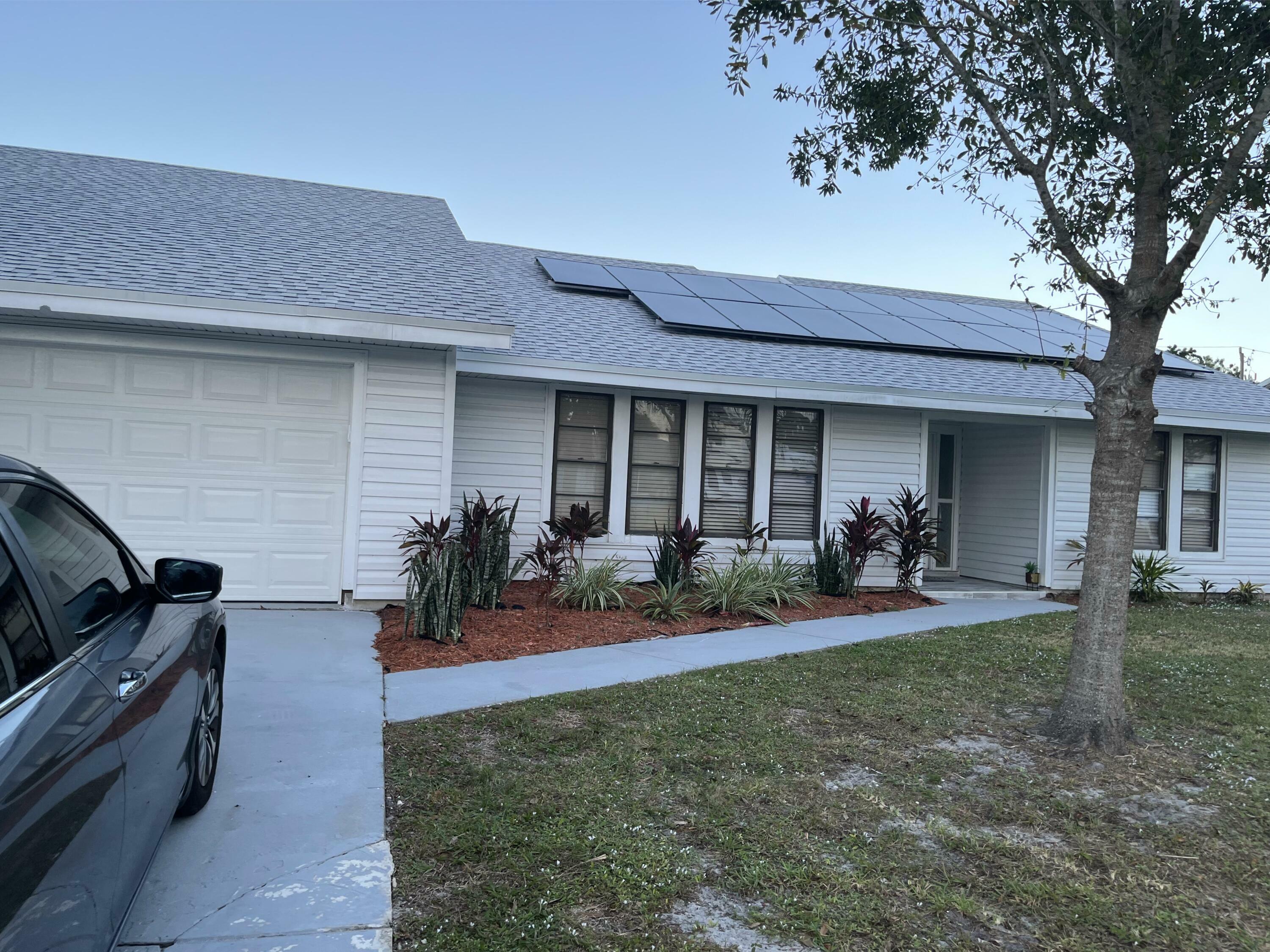 Property Photo:  333 NE Greenbrier Avenue  FL 34983 