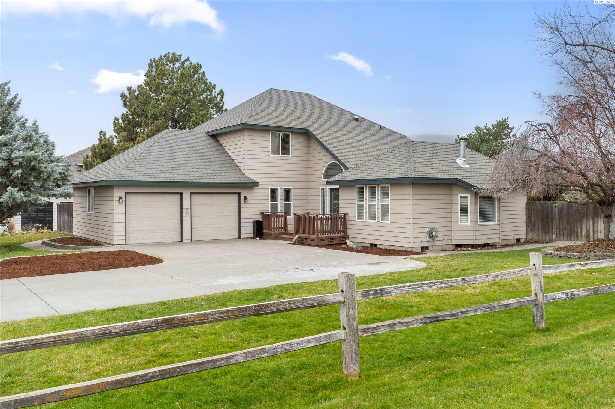 Property Photo:  4489 Northlake Drive  WA 99353 