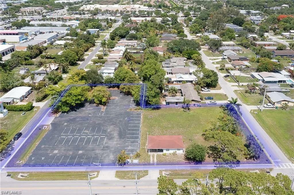 Property Photo: 1795 Shadowlawn Dr FL 34112
