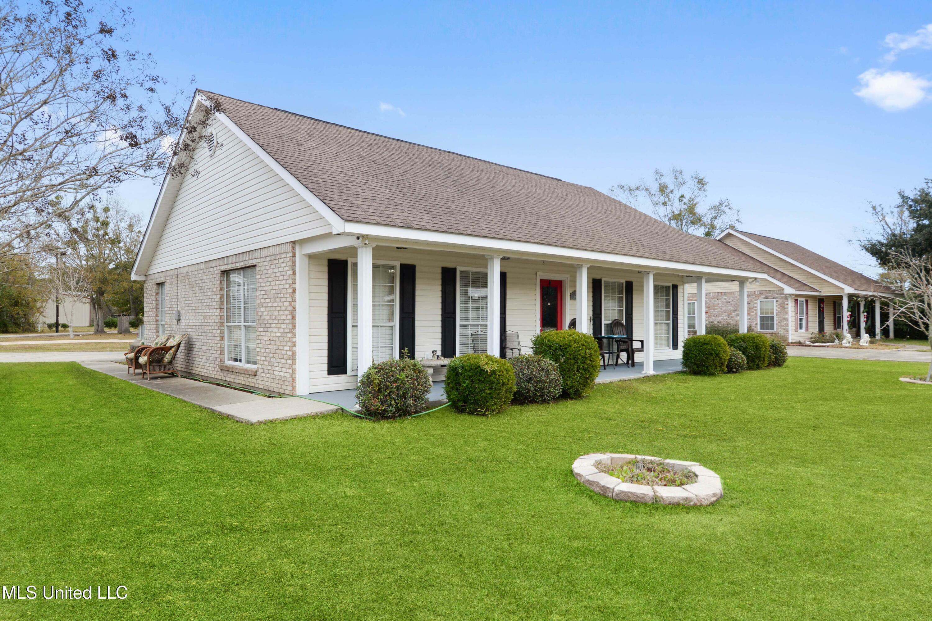 Property Photo:  612 Waveland Avenue  MS 39576 