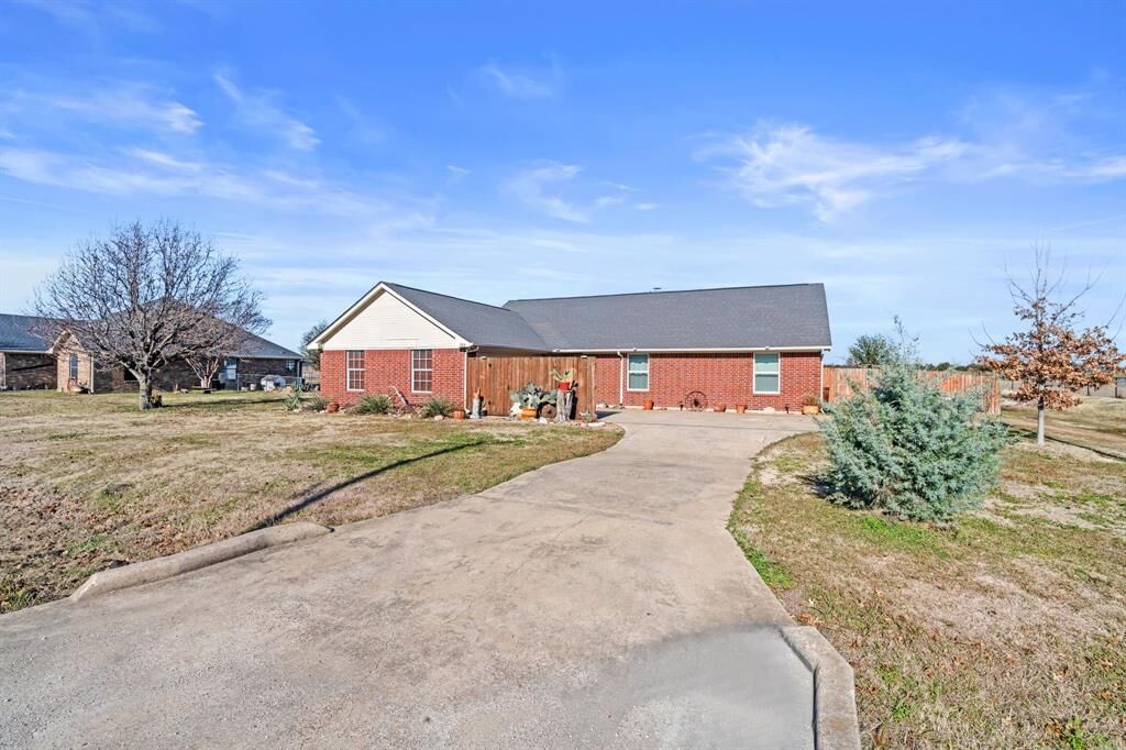 Property Photo: 725 Gibson Road TX 75165