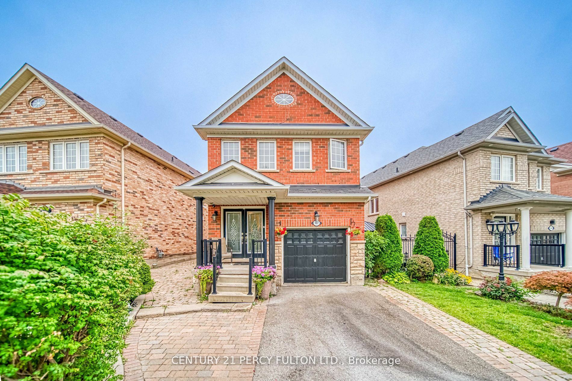 Photo de la propriété:  107 Venice Gate Dr  ON L4H 0E8 