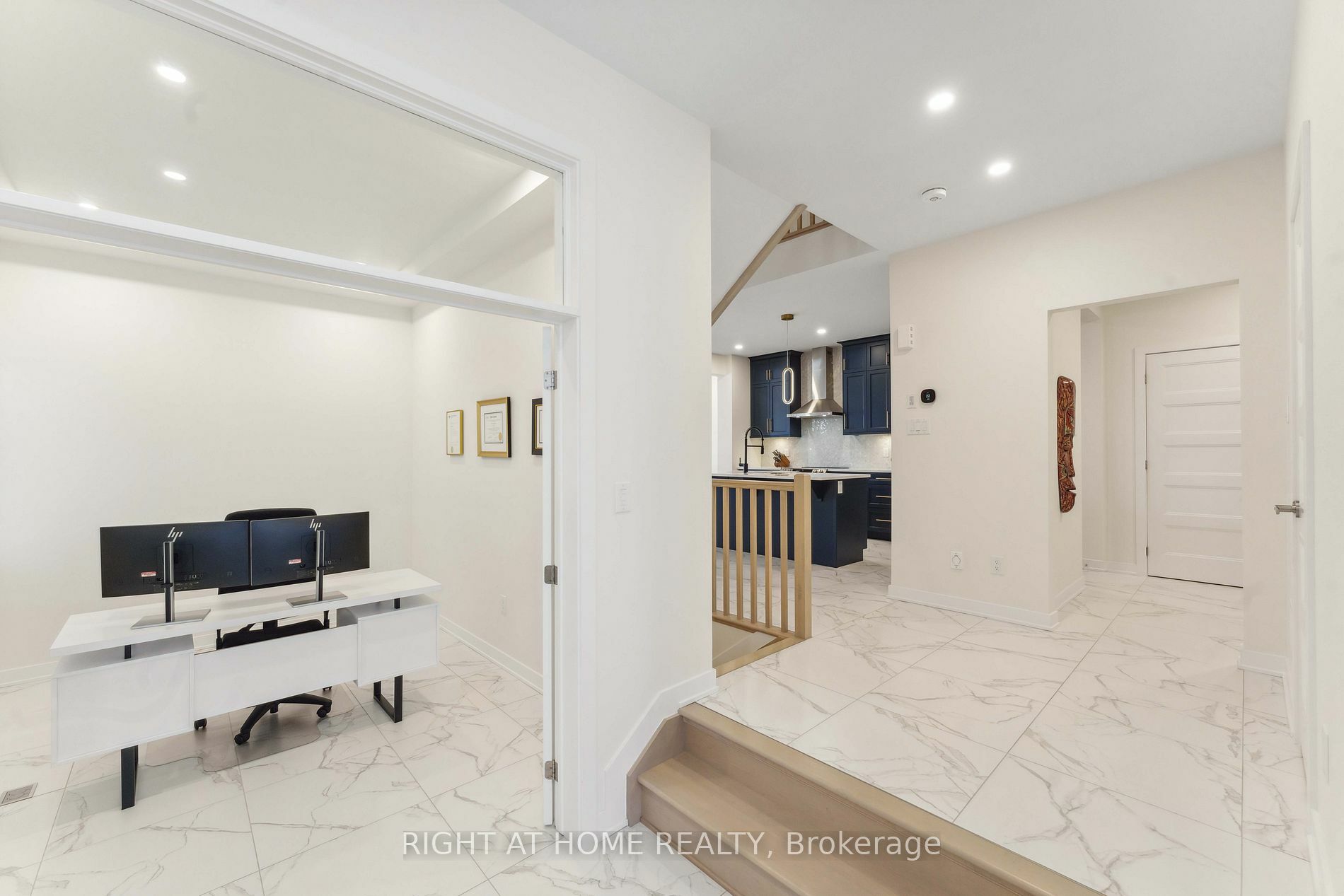 Property Photo:  79 Esban Dr  ON K1X 0H3 