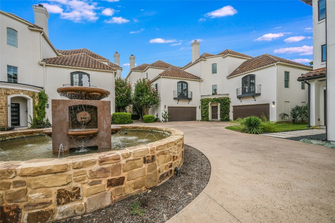 Property Photo: 1910 Rue De St Tropez 4 TX 78746