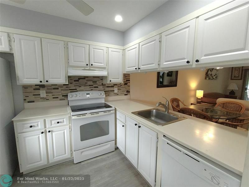 Property Photo: 1108 Bahama Bnd B2 FL 33066