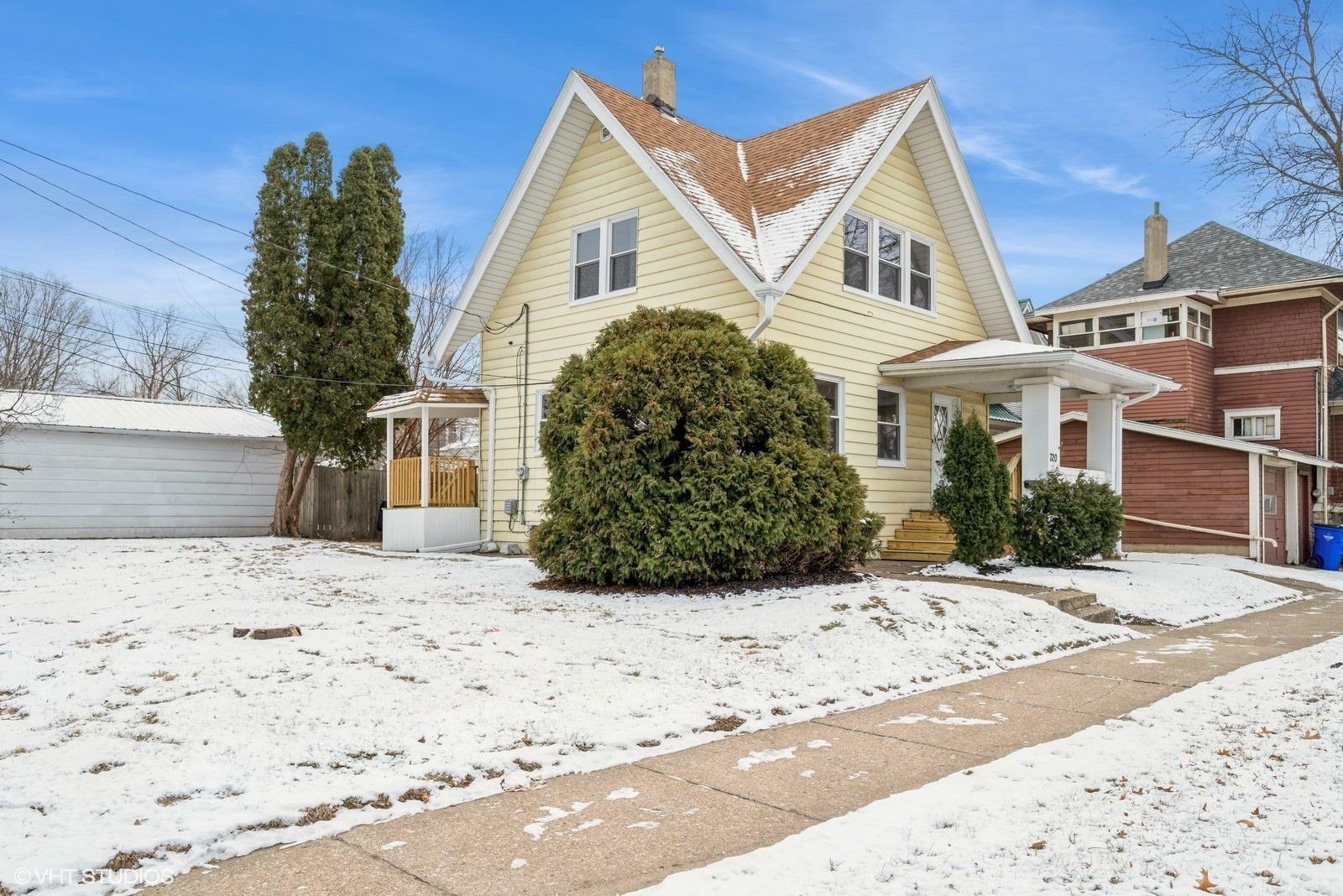 Property Photo:  720 SE 15th Street  IA 52403 