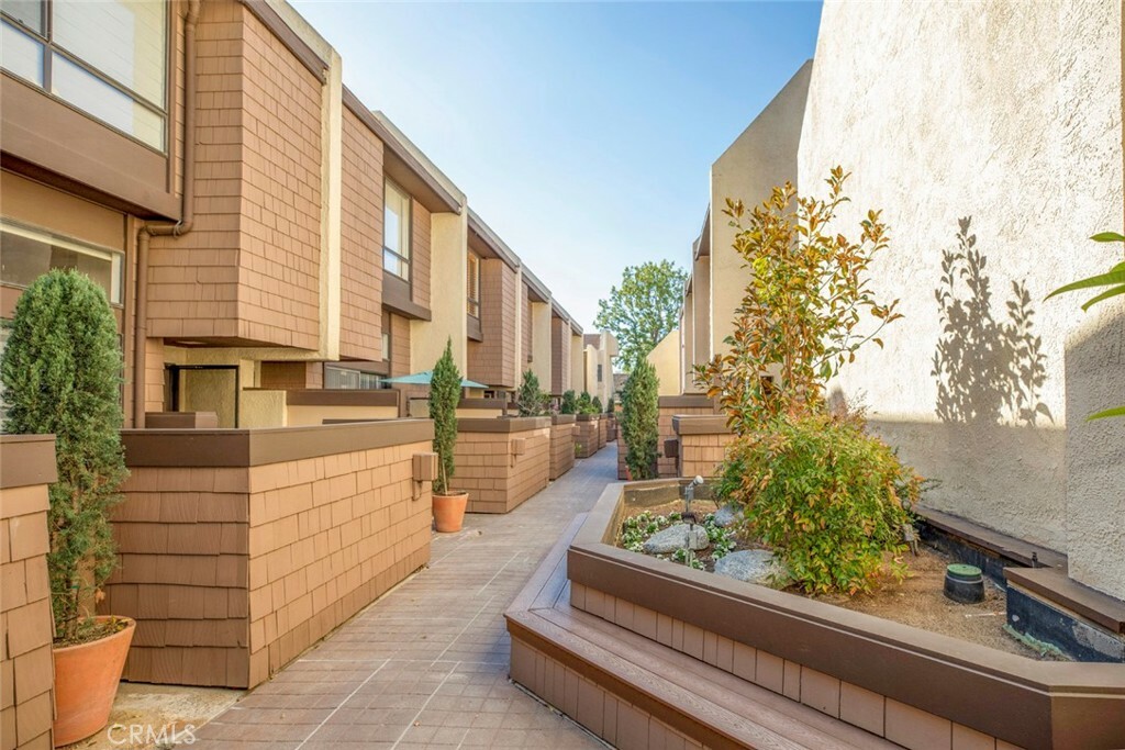 Property Photo:  1349 N Columbus Avenue 4  CA 91202 