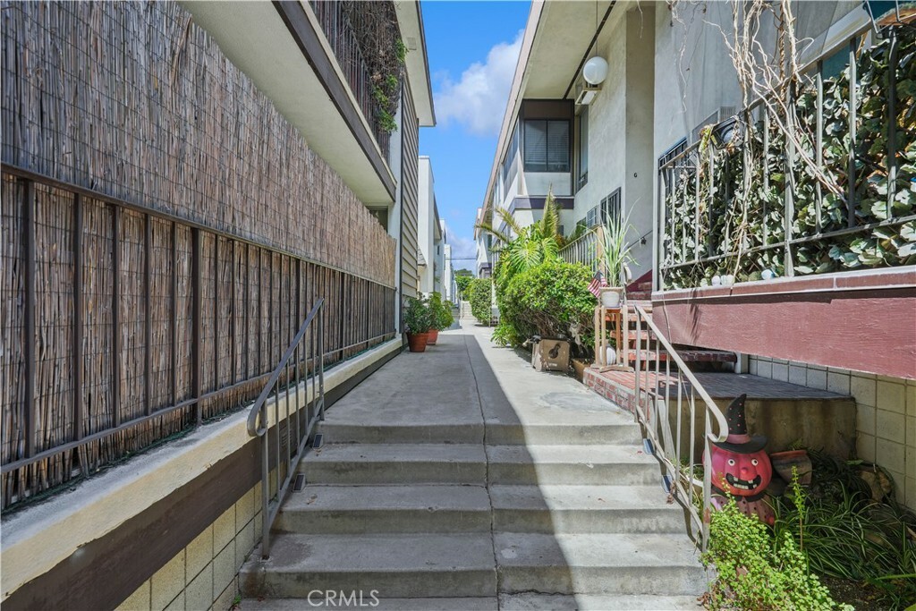 Property Photo:  619 E Olive Avenue  CA 91501 