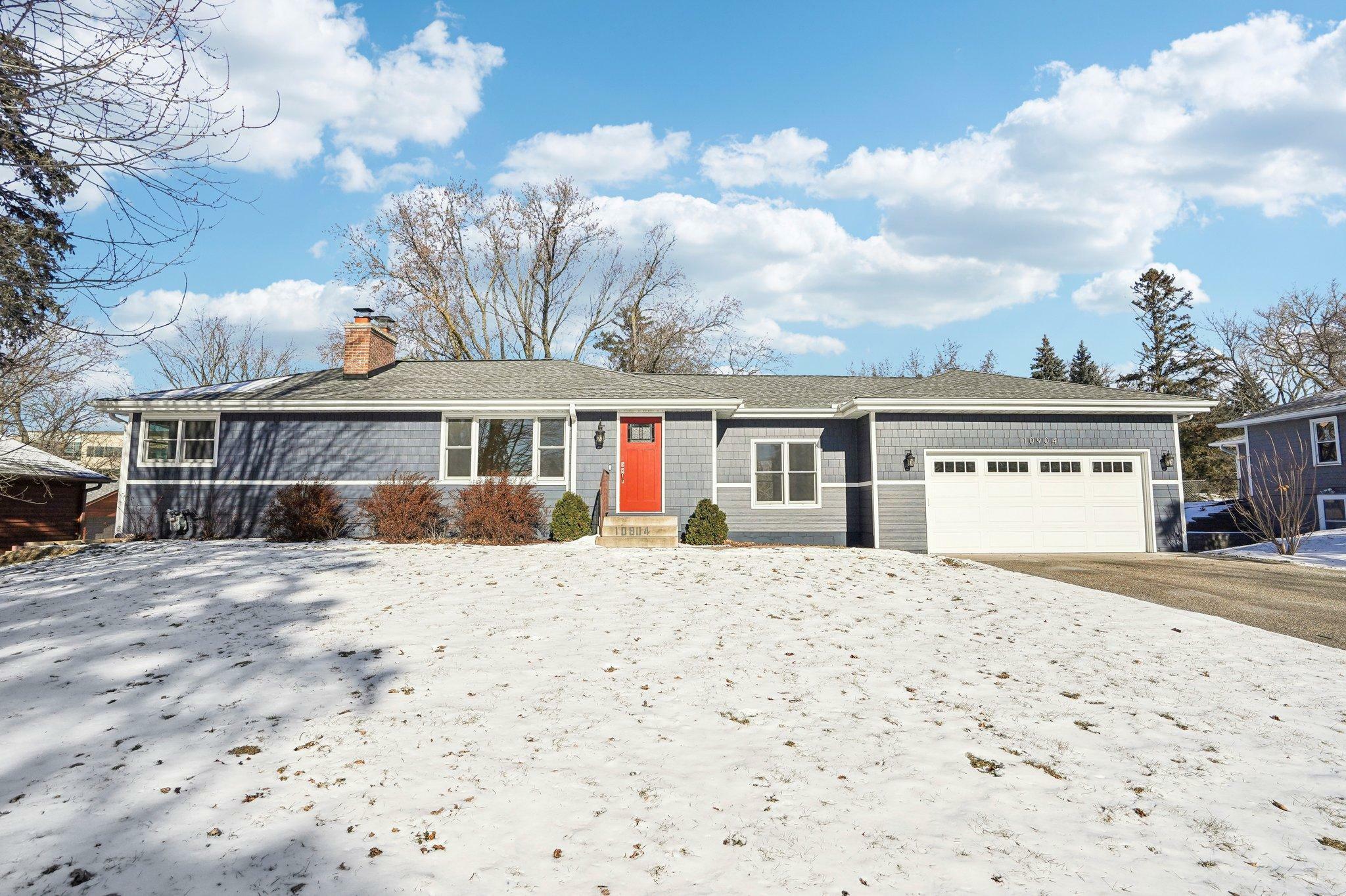 Property Photo:  10904 Oak Knoll Terrace N  MN 55305 