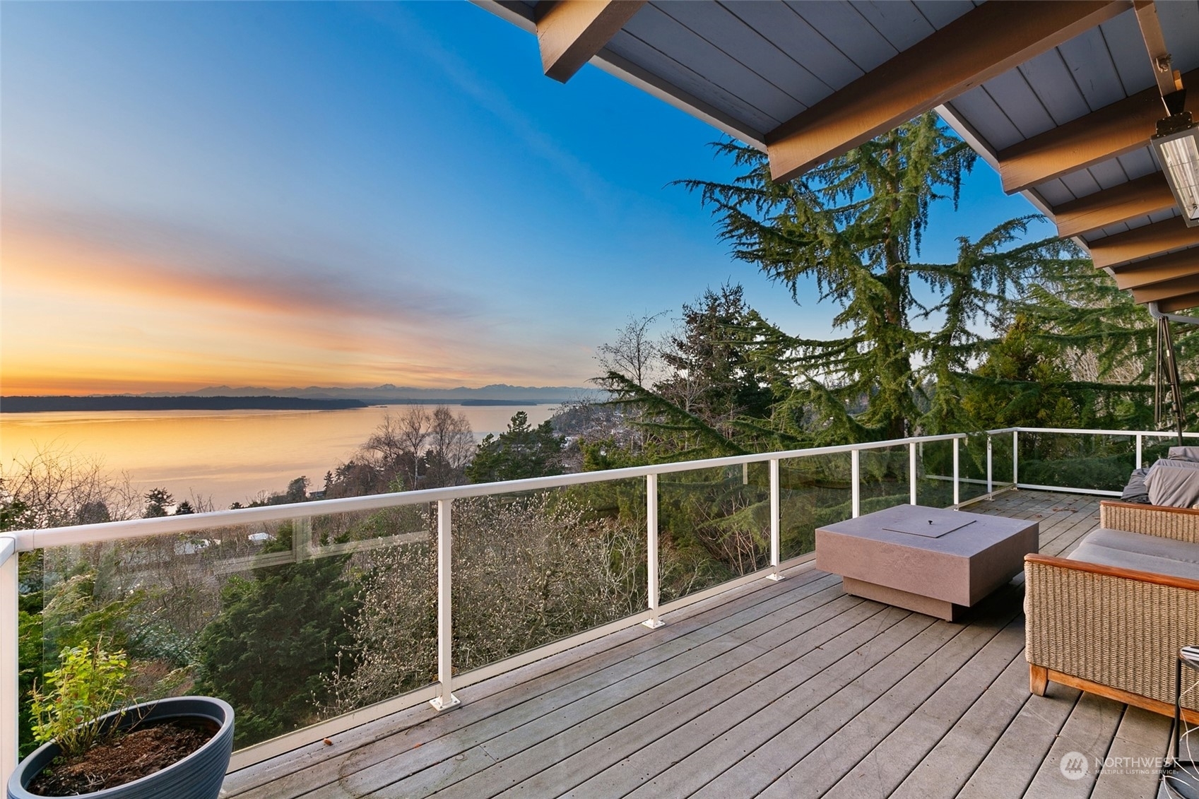 Property Photo: 12709 Shorewood Place SW WA 98146