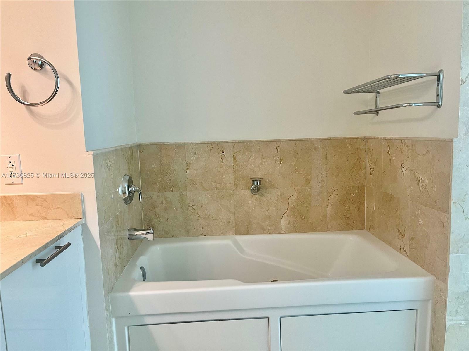 Property Photo:  1800 N Bayshore Dr 3615  FL 33132 