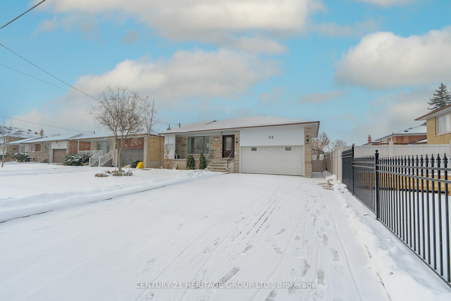 Photo de la propriété:  20 Steven Ave  ON M6B 3L8 