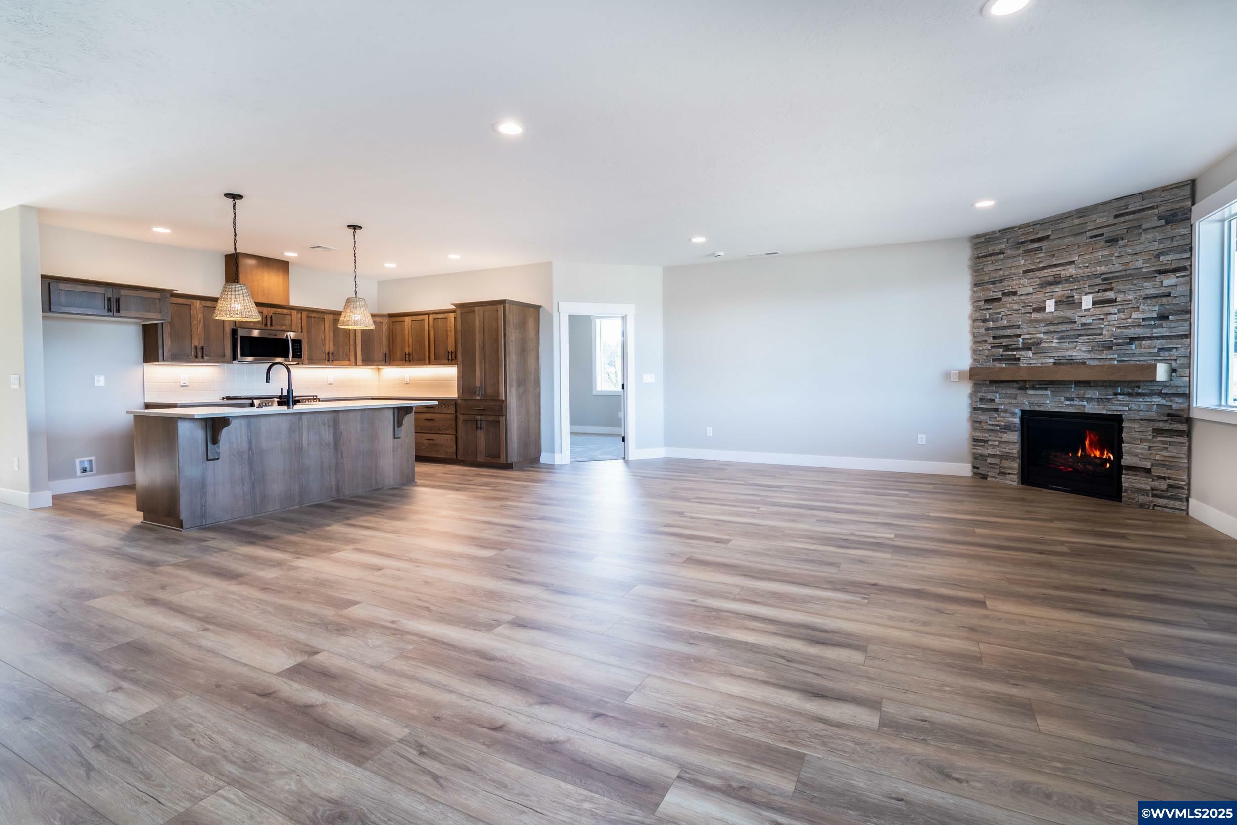 Property Photo: 1231 Thunderbird Av S OR 97306