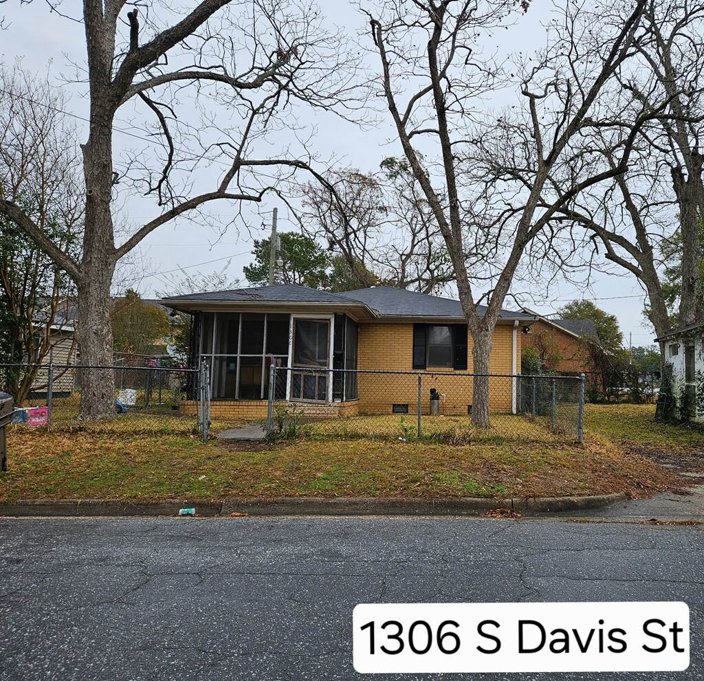 Property Photo: 1604 Whitney Avenue GA 31707