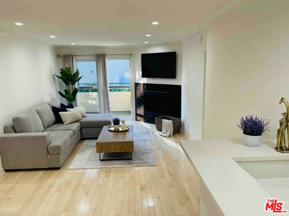 Property Photo:  21520   Burbank Blvd 112  CA 91367 