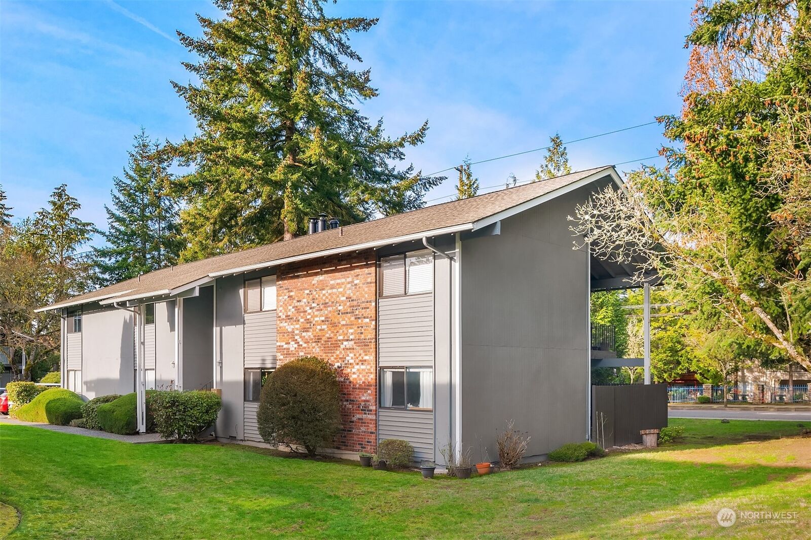 Property Photo:  1600  149th Place SE 3  WA 98007 