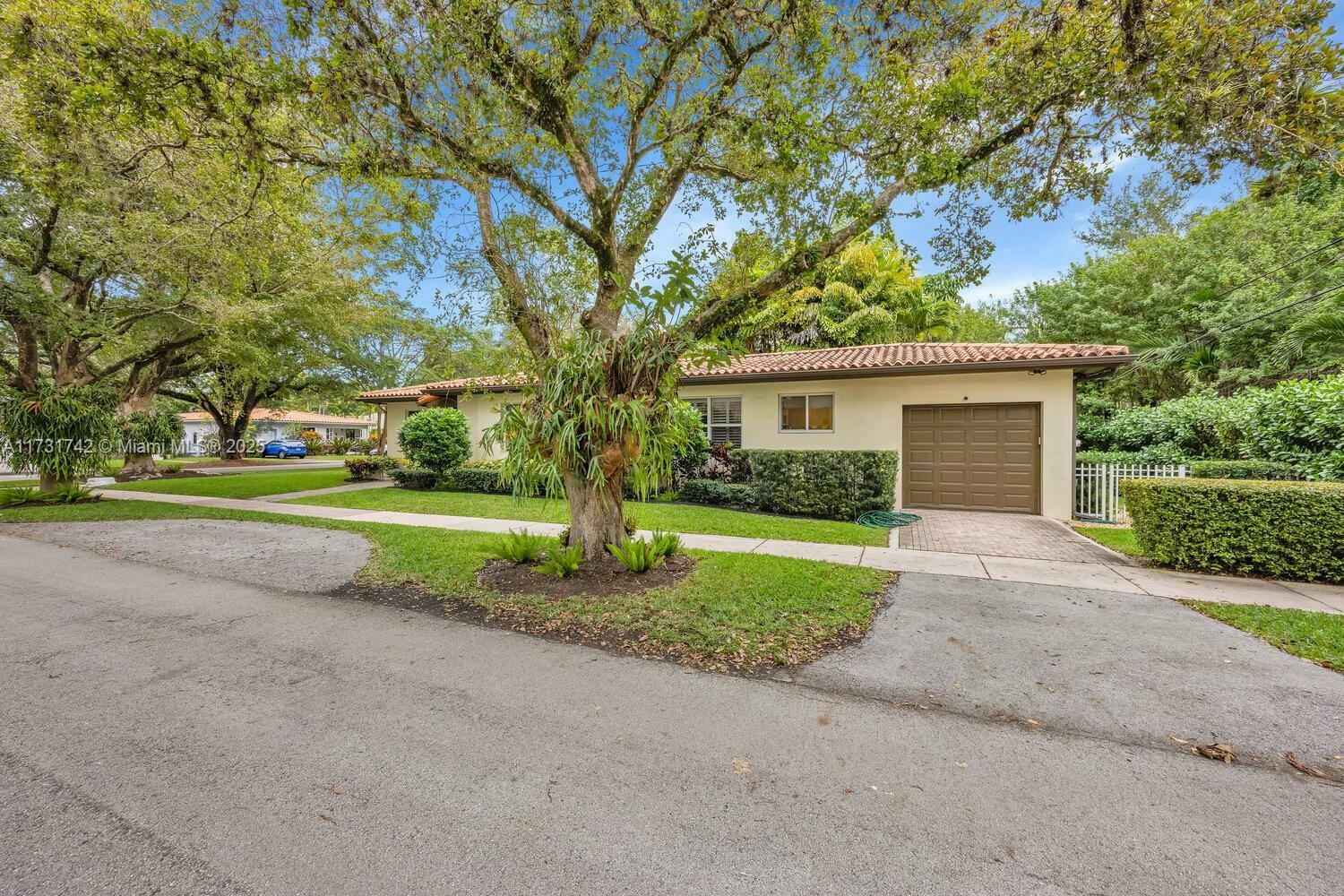 Property Photo:  446 Majorca Ave  FL 33134 