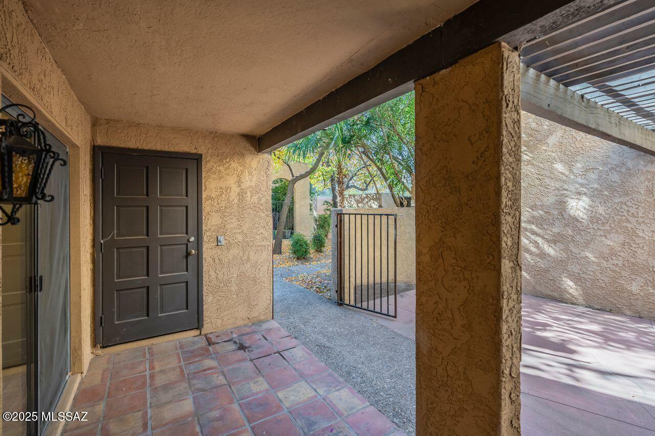 Property Photo:  526 N Dodge Boulevard  AZ 85716 