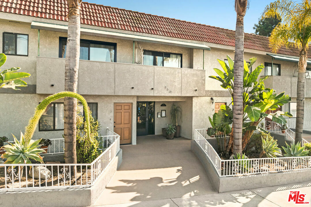 Property Photo:  850   Lucile Ave 12  CA 90026 