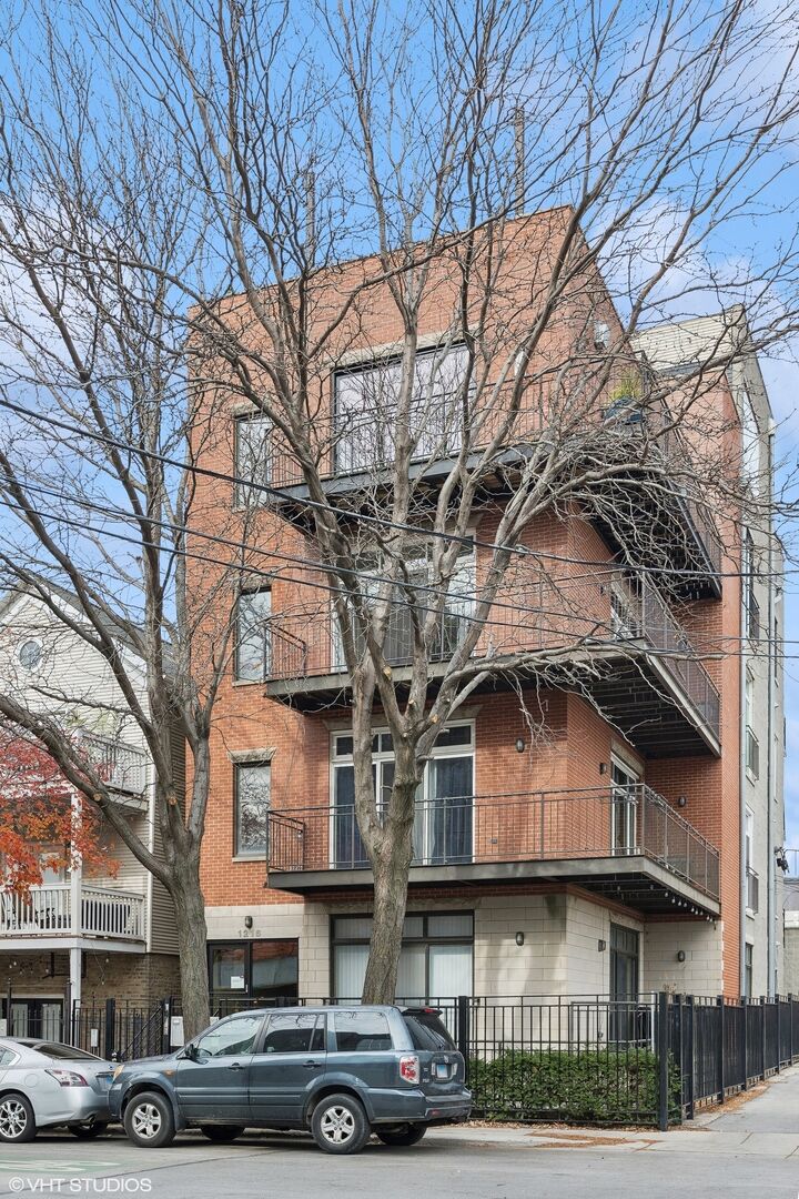 Property Photo:  1216 W Augusta Boulevard 3  IL 60642 
