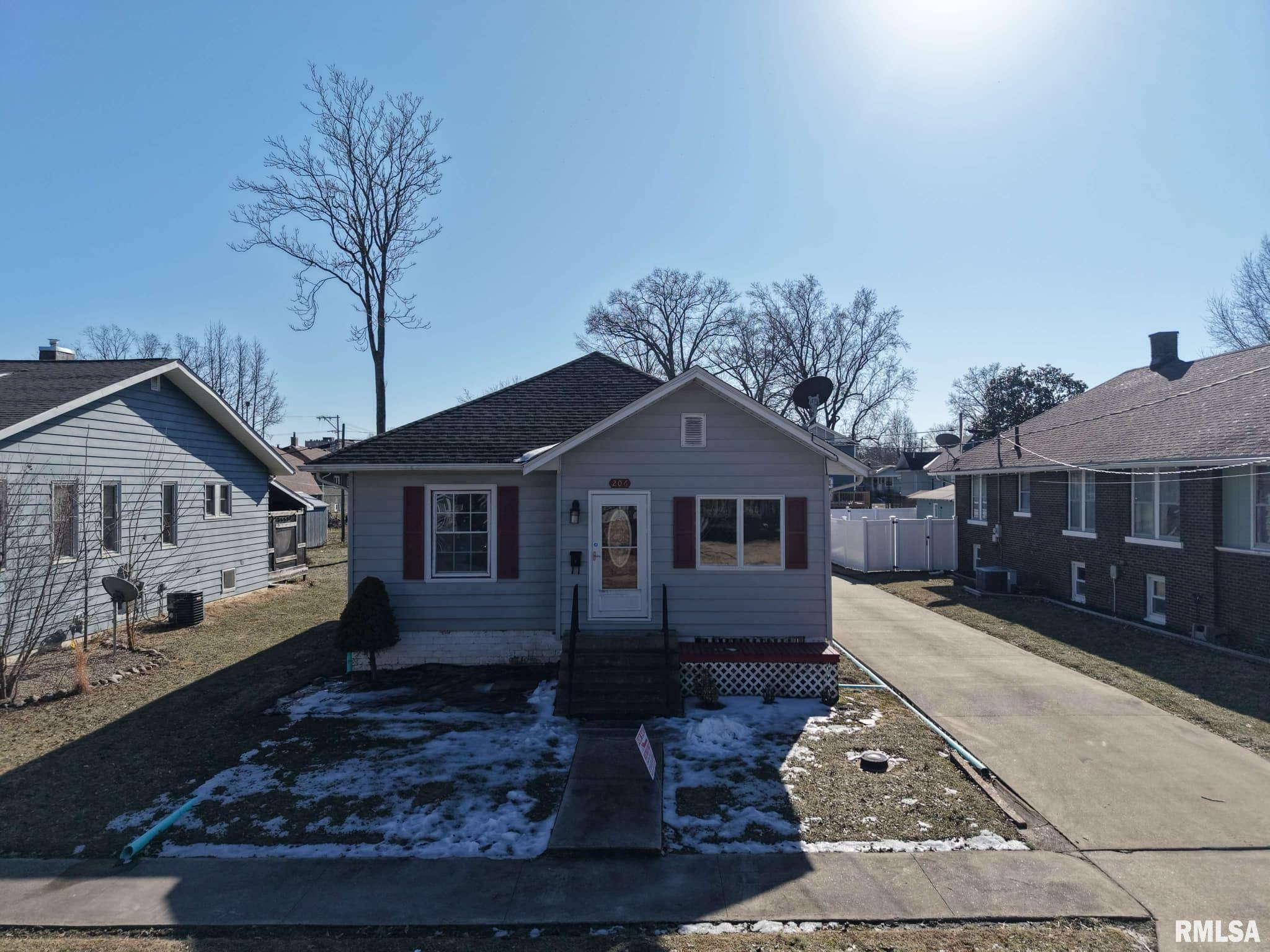 Property Photo:  206 W 6th Street  IL 62812 