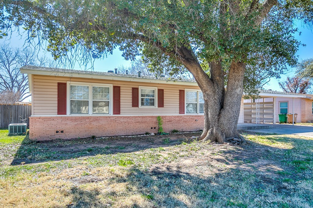 Property Photo:  2627 Yale Ave  TX 76904 