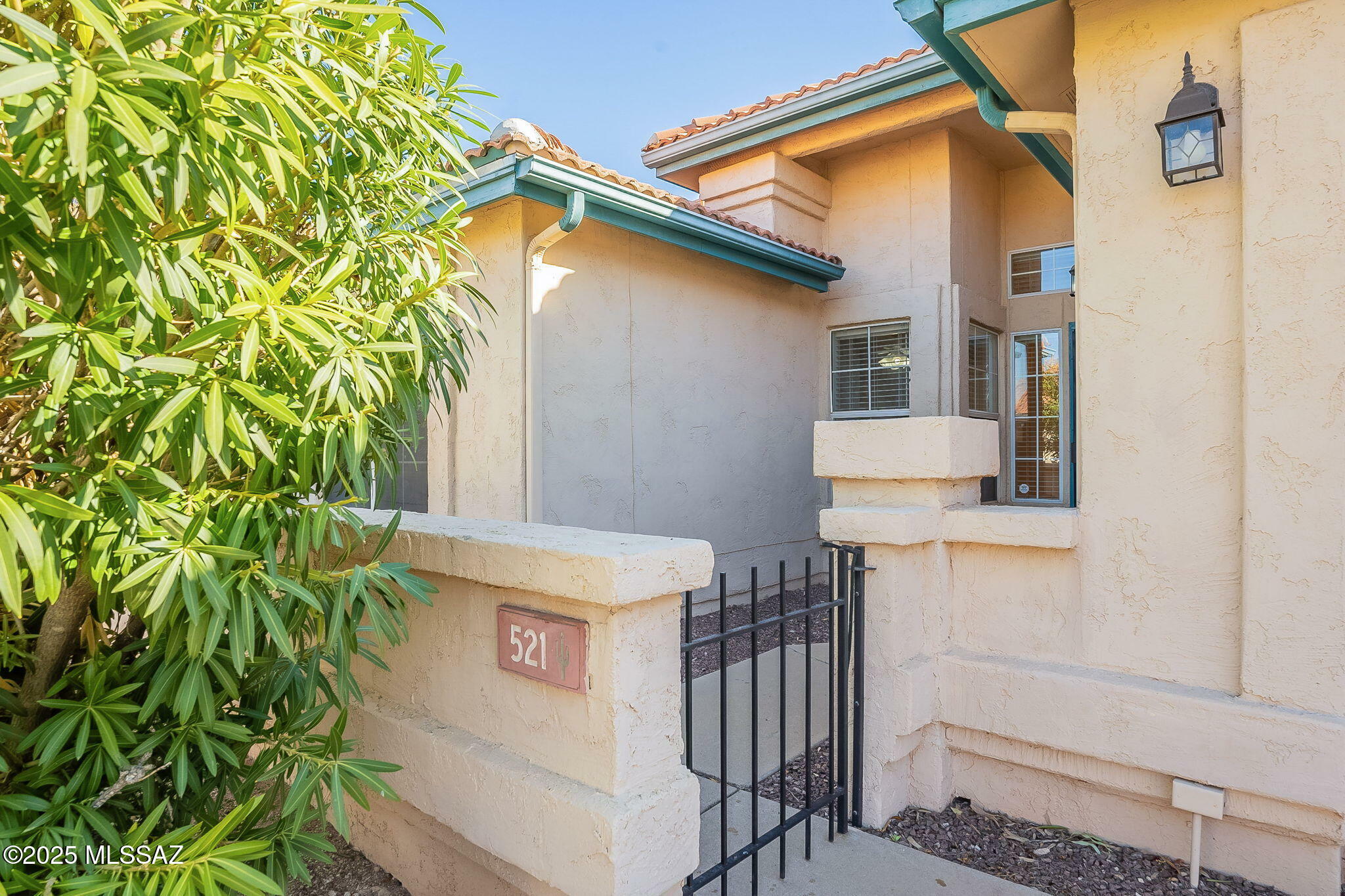 Property Photo:  521 S Chalet Avenue  AZ 85748 