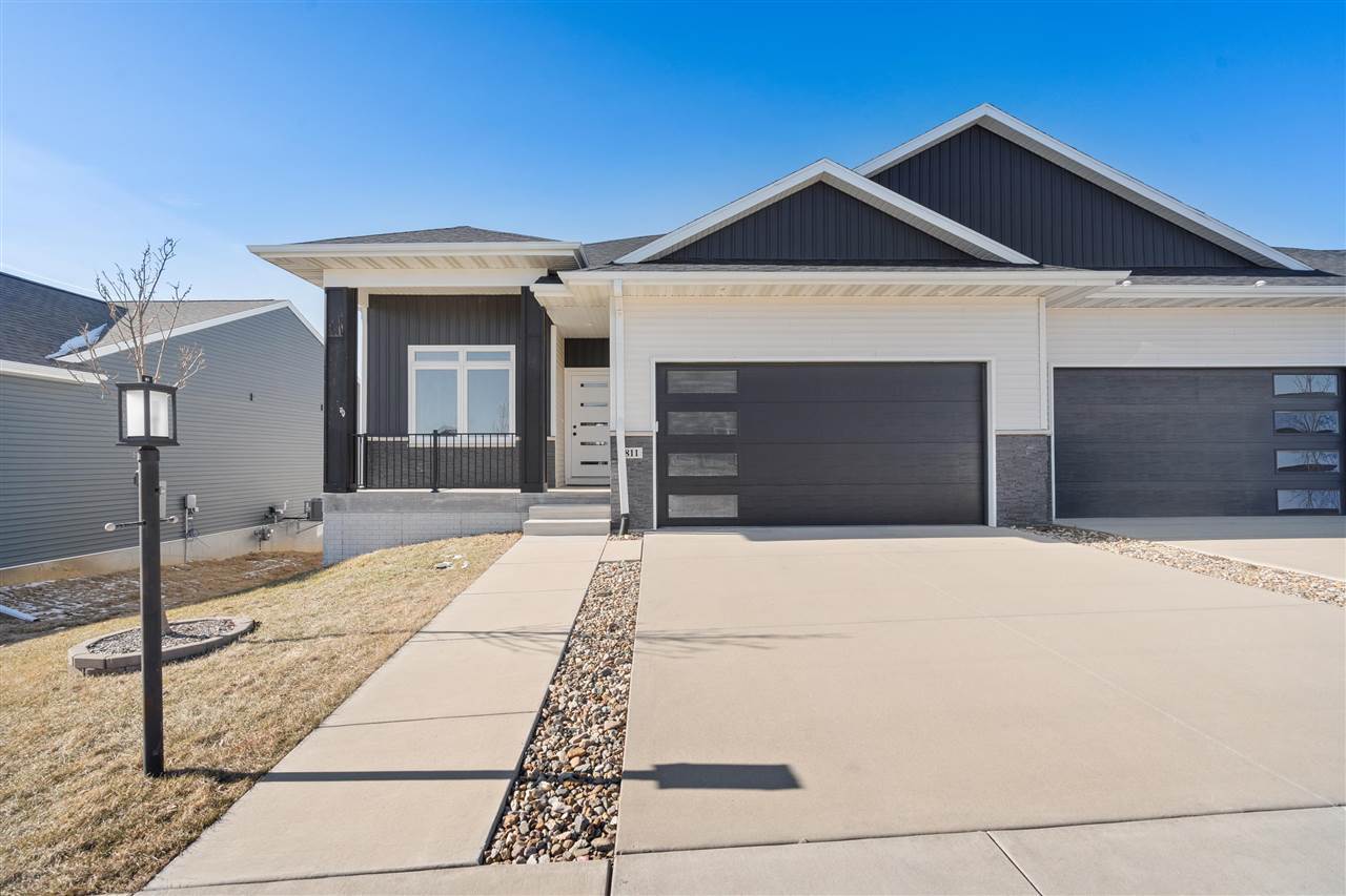 Property Photo: 811 Thomas St IA 52340