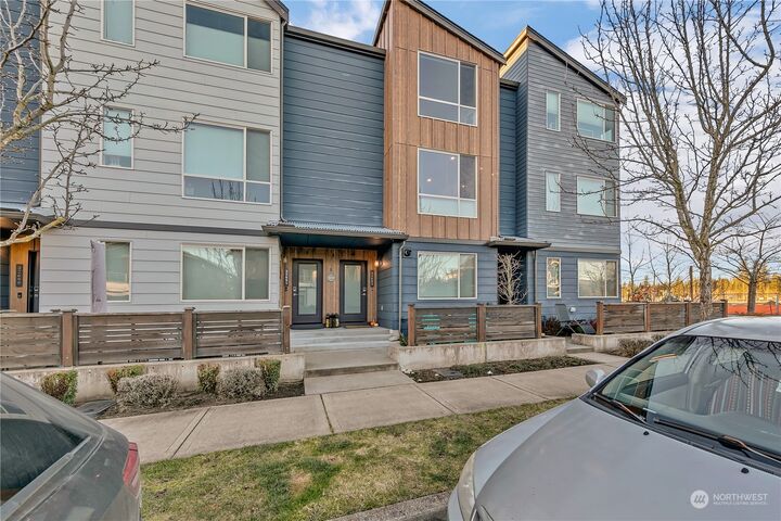 Property Photo: 32683 Madrona Avenue SE WA 98010