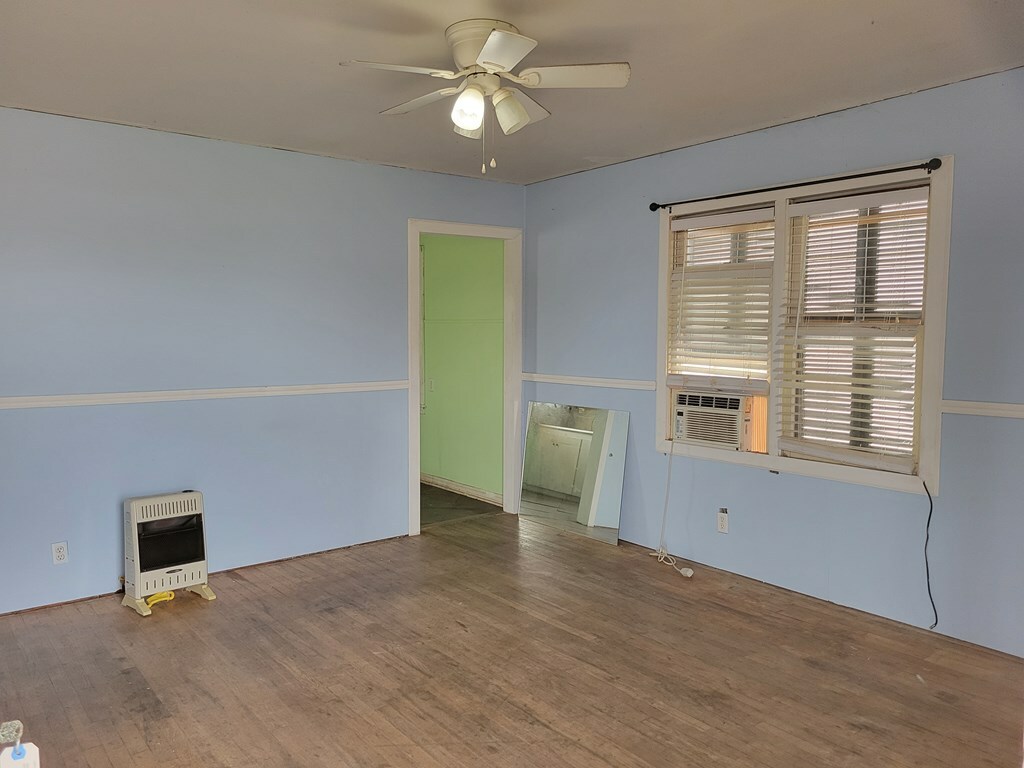 Property Photo:  13 E 18th St  TX 76903 