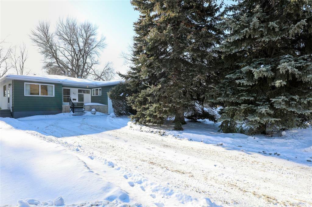 Property Photo:  90 Thatcher Drive  MB R3T 2L5 