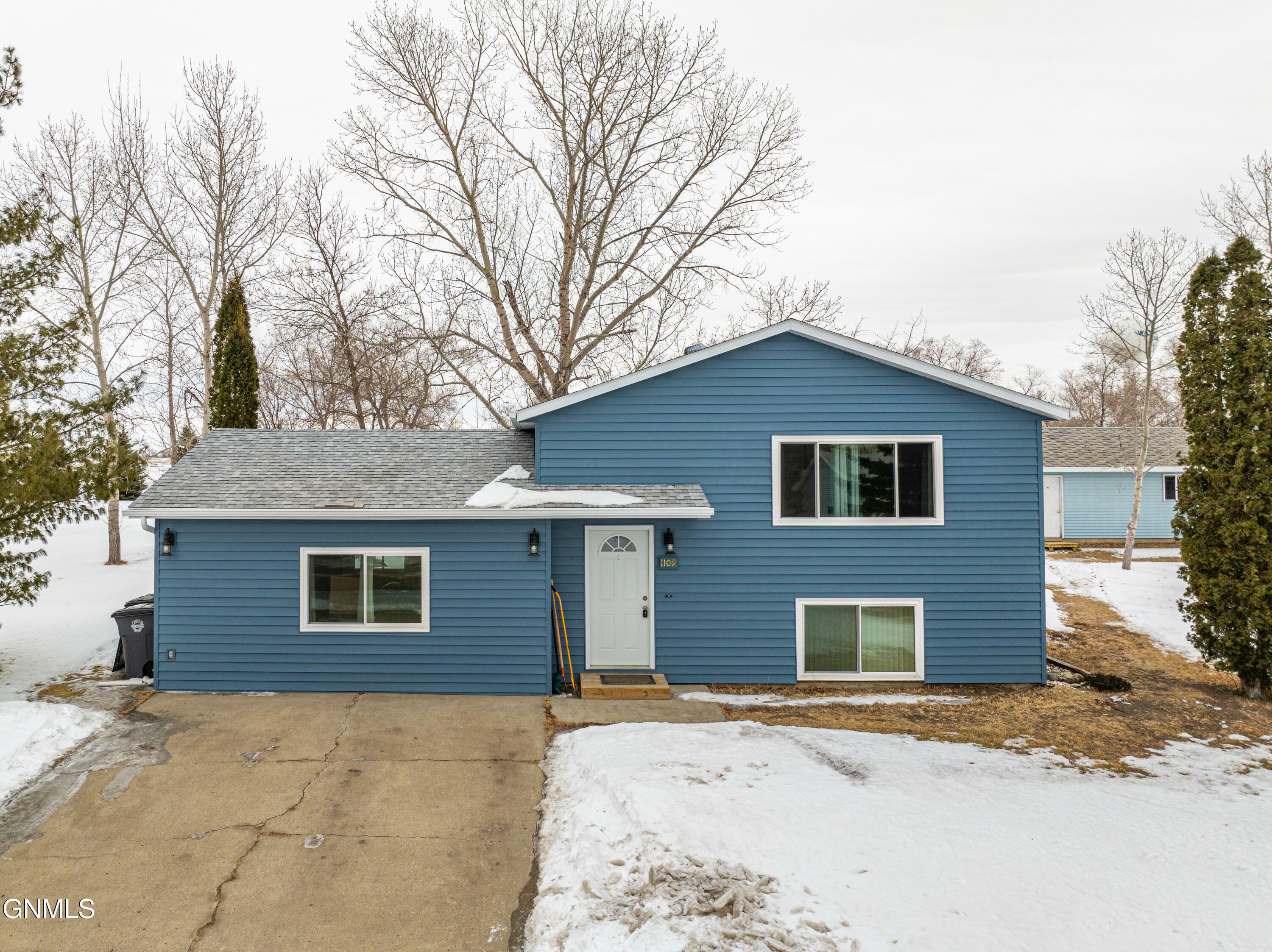 Property Photo:  1109 Custer Drive  ND 58577 