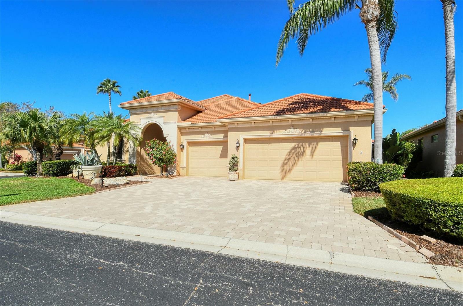 Property Photo: 5118 Chateau Court FL 34238