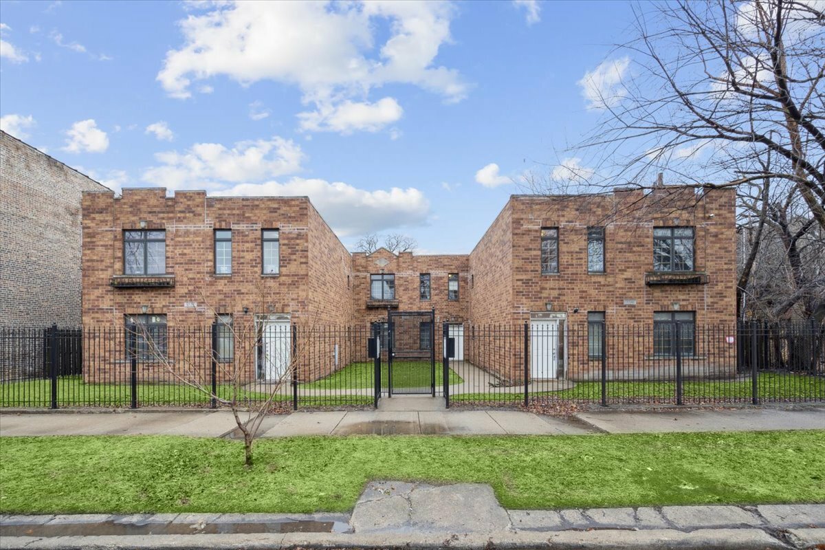 Property Photo:  3539 W Carroll Avenue 2  IL 60624 