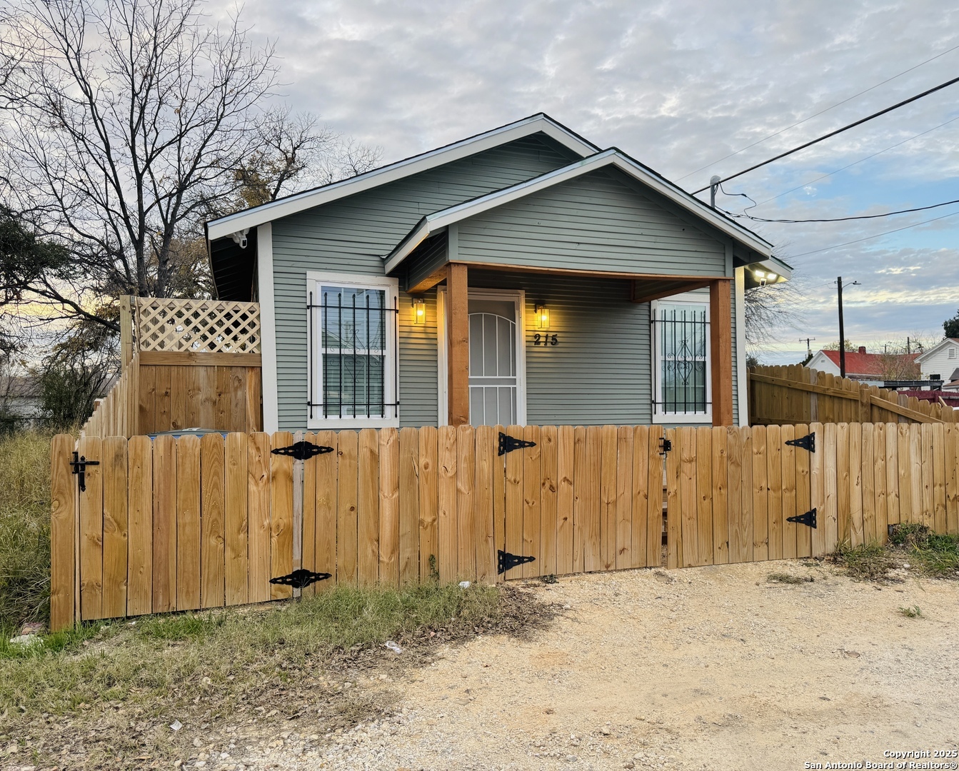 Property Photo:  215 S Richter St  TX 78207 