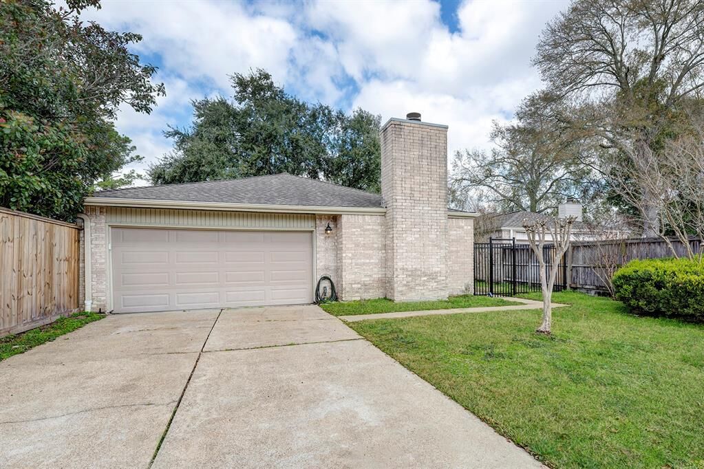 Property Photo: 18506 Glen Briar Lane TX 77084