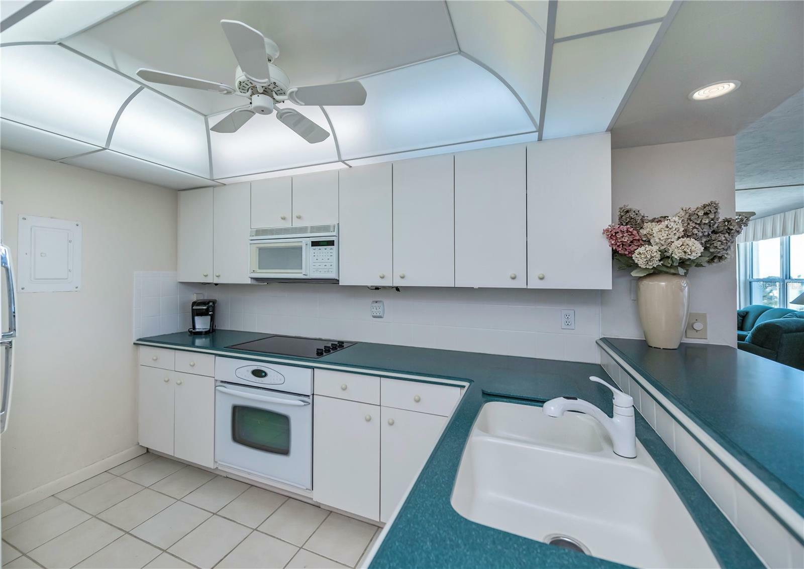 Property Photo: 627 Alhambra Road 601 FL 34285