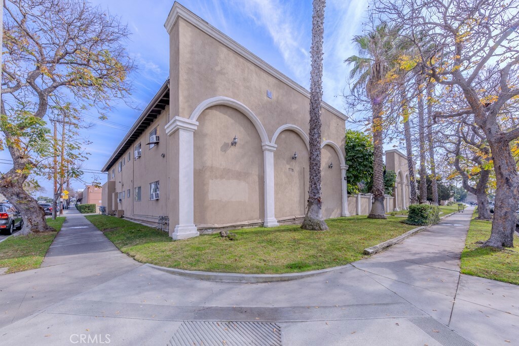 Property Photo:  902 S Fann Street  CA 92804 