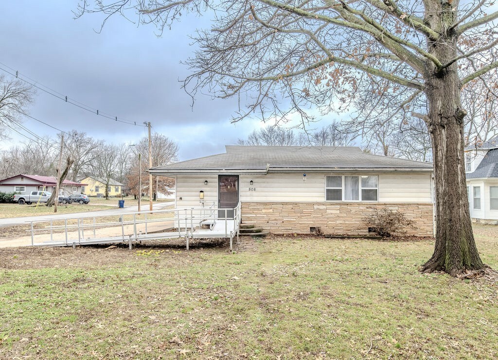 Property Photo:  808 N Madison  AR 72765 