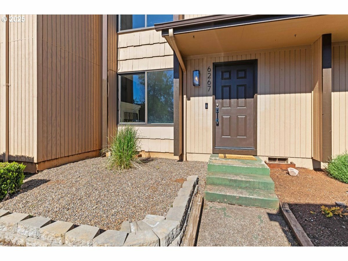 Property Photo: 6267 Fairway Ave OR 97306