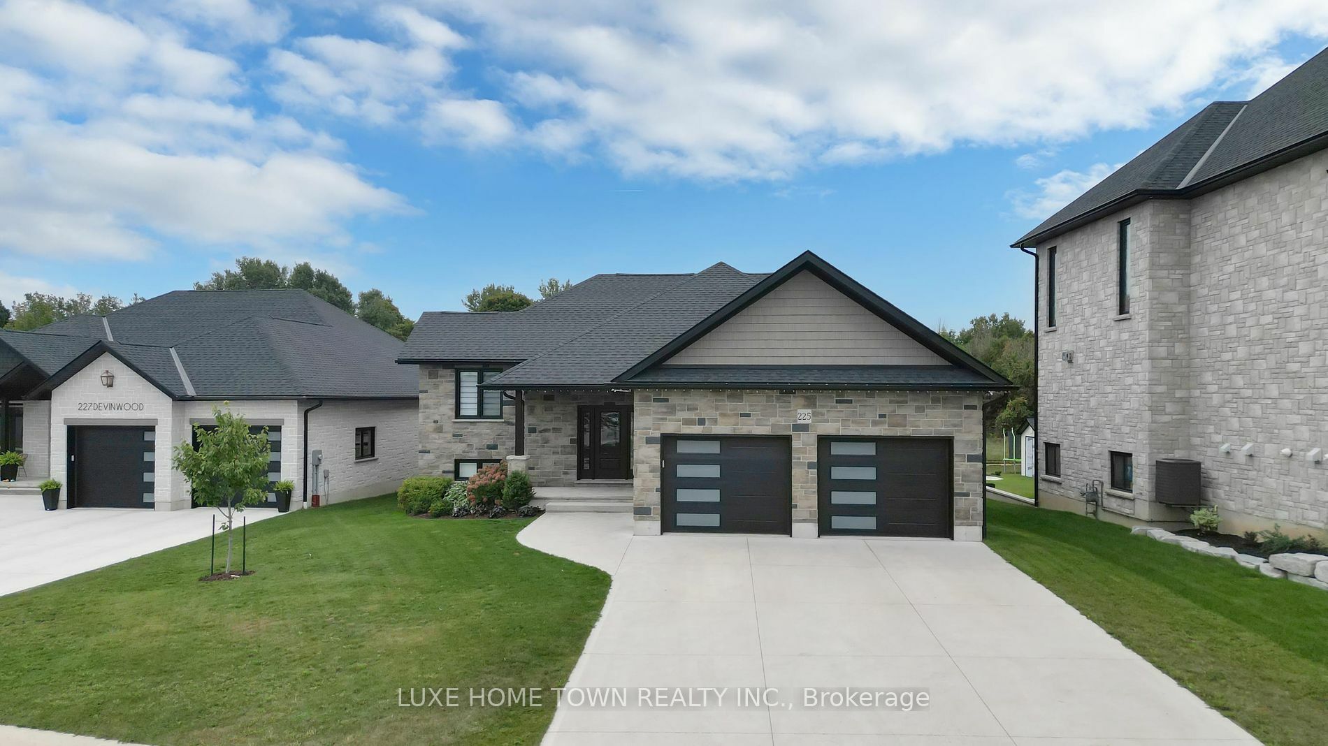 Property Photo:  225 Devinwood Lane  ON N0G 2V0 